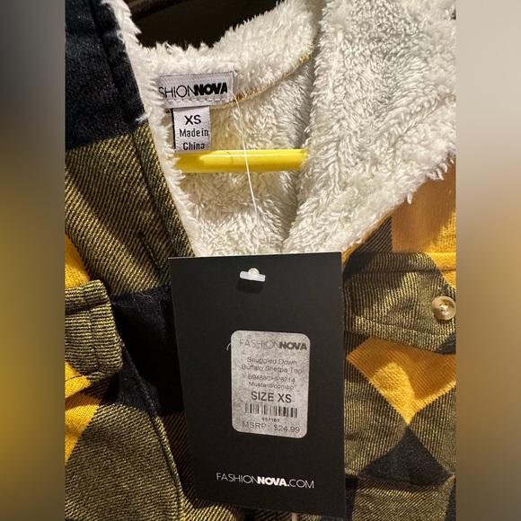 Woman’s Sherpa button up top - Picture 7 of 8